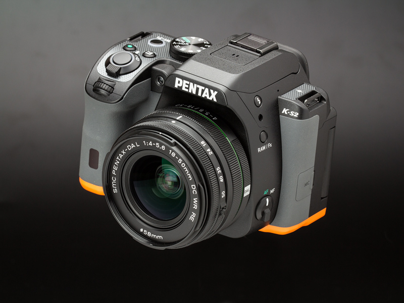 レンズキットに同梱されているDA L 18-50mm F4-5.6 DC WR REを装着した状態。