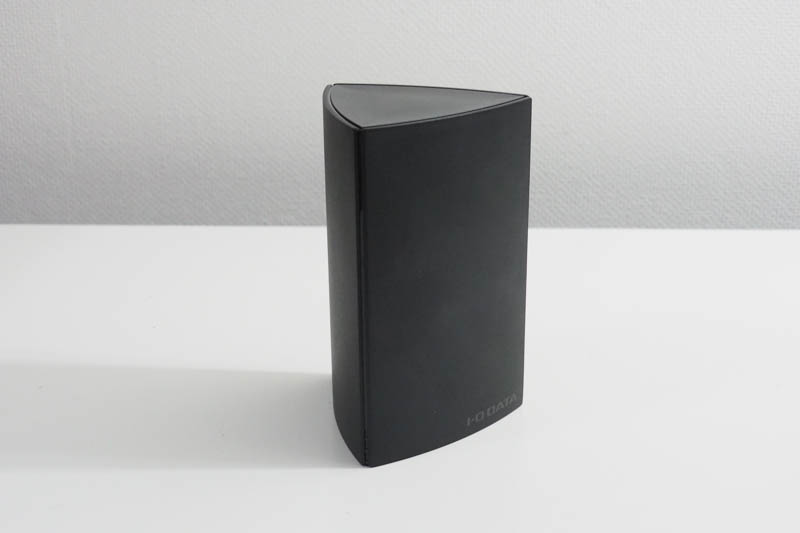 コンパクトな三角形のフォルムを採用したアイ・オー・データ機器の「ポケドラCloud」。正面に当たる部分の下部に動作状態を示すLEDを配置している。
