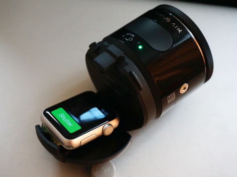 Apple WatchをOLYMPUS AIRのスマートフォン取り付け部に張り付けた例