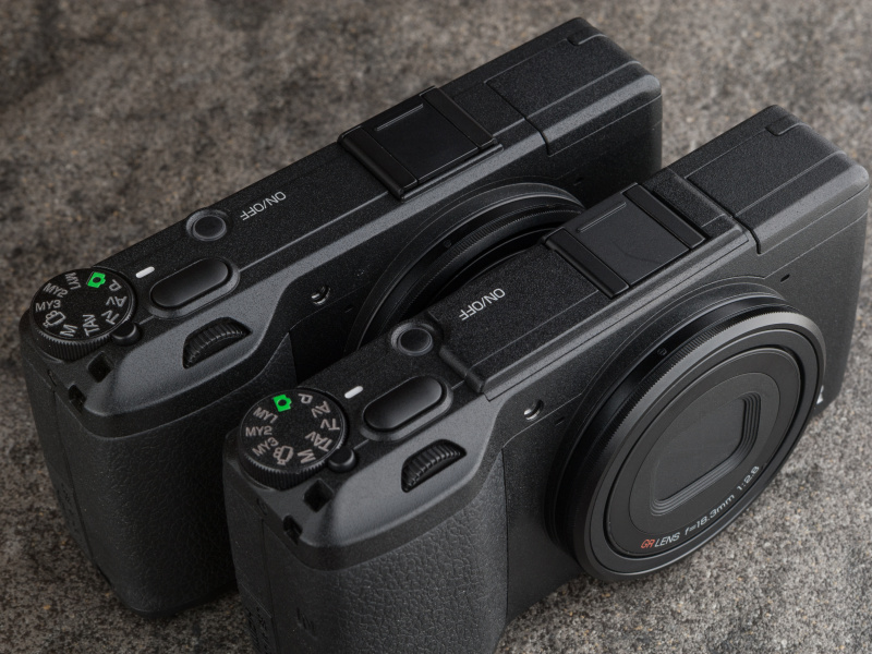 手前がGR II、奥がGRだ。Wi-Fi機能の搭載により、GR IIは背が1.8mm高くなった。ただし、うまくデザイン処理され、さほど大型化を感じさせない。
