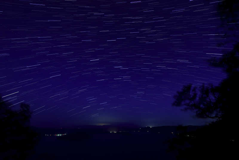 <strong class="">インターバルタイマーを使って合成する</strong><br class="">ニコンD810／AF-S NIKKOR 14-24mm f/2.8G ED／14mm／マニュアル（F8、25秒）／ISO3200／WB：電球／約30分、45コマ合成