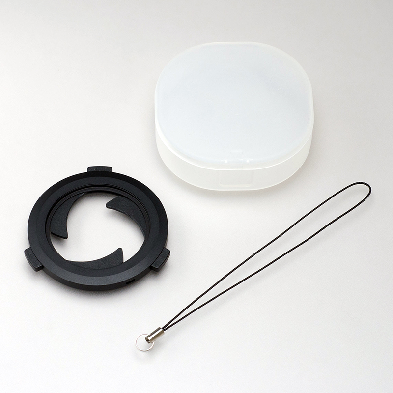 保護ケースと落下防止用のストラップが付属する