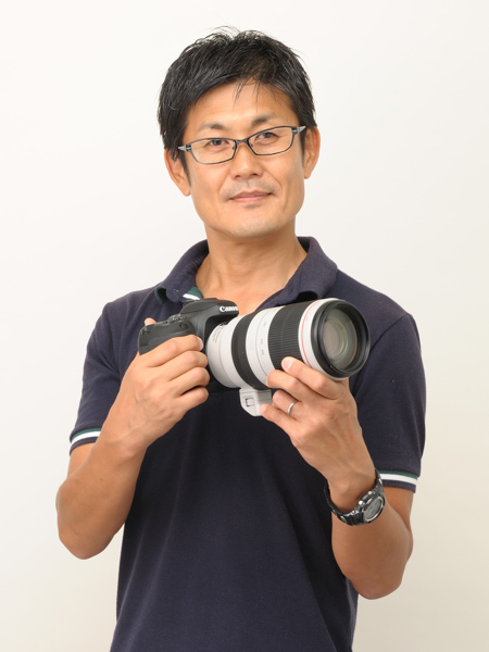 黒澤英介さん。1970年11月20日宮城県仙台市生まれ、幼少の頃T-2ブルーインパルスと出会い、写真撮影を始める。プロカメラマンを目指し、写真専門学校に入学、卒業と同時に出版社、制作部に就職、主に車の撮影、レース取材、スタジオ撮影を行なう。この頃から、本格的に航空写真撮影を始め、1993年に初めてT-2ブルーインパルスの作品が航空雑誌に掲載される。1999年から航空界をフィールドとするフリーカメラマンとして活動を開始。ブルーインパルス公式パンフレットの撮影担当を始め、航空専門誌や航空カレンダーの制作なども行っている。2012年には写真集「ブルーインパルス・黒澤英介写真集」を発表、翌年には、震災後、ホームに帰還するまでの記録写真集「新しい時代へ Blue Impulse」を発表。著作に「ブルーインパルス完全ガイド」も。ブルー作品の第一人者。