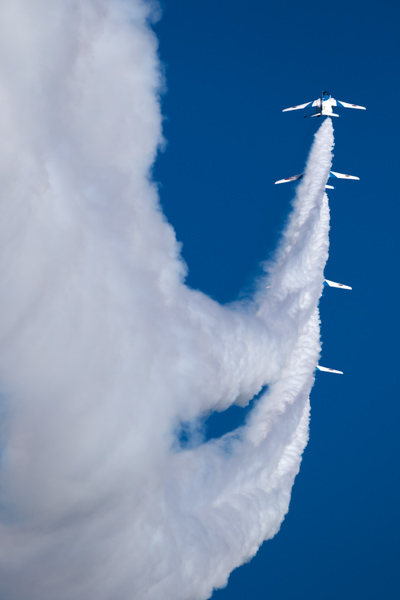 AF領域を中央にセットしたゾーンAF+AIサーボAFで撮影している。中央の機体にピントが合い、手間のスモークはぼけている。<br>キヤノン EOS 7D Mark II / EF100-400mm F4.5-5.6L IS II USM / 400mm（640mm相当） / 絞り優先AE（F7.1、1/1,600秒、±0EV） / ISO 200