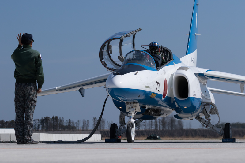 整備員との連携でエンジンがスタートする。このとき、機体のアップばかりを狙わずに、人の動きを表現することも大切だ<br>キヤノン EOS 7D Mark II/ EF100-400mm F4.5-5.6L IS II USM /100mm（160mm相当） / 絞り優先AE（F8、1/1,600秒、±0EV） / ISO 200