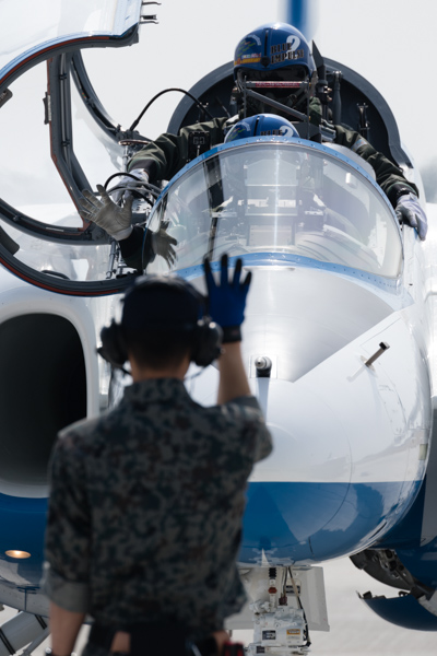 640mm相当の圧縮効果により、機体と人との距離感が縮まって迫力が生まれた。<br>キヤノン EOS 7D Mark II / EF100-400mm F4.5-5.6L IS II USM / 400mm（640mm相当）/ 絞り優先AE（F8、1/640秒、+0.3EV） / ISO 200