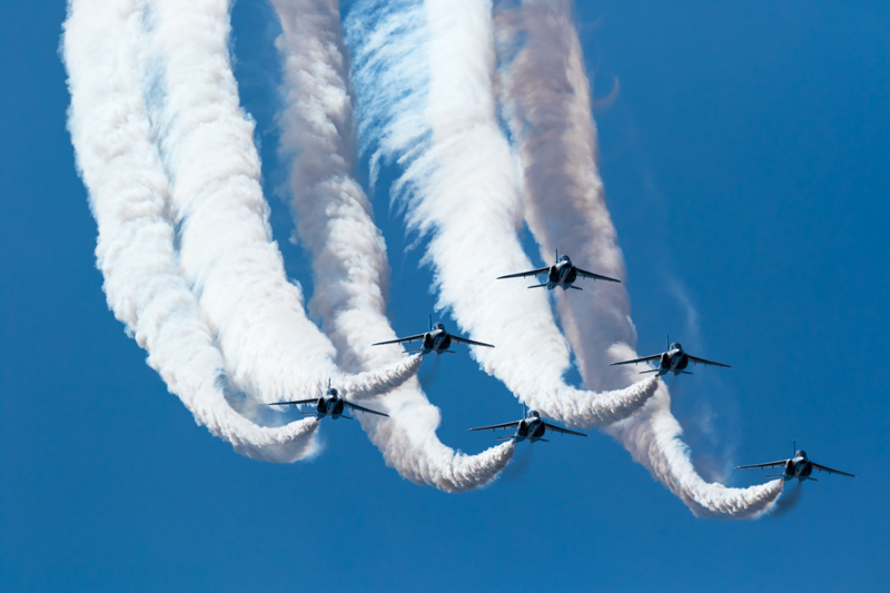 6機の機体が大空に雄大な円を描く私の大好きな課目「デルタ・ループ」。正面に迫ってくる被写体にピントが正確に合い続ける。一番撮りたい瞬間を的確に捉えることができた。AIサーボの実力に驚く。<br>キヤノン EOS 7D Mark II / EF100-400mm F4.5-5.6L IS II USM / 400mm（640mm相当） / 絞り優先AE（F5.6、1/3,200秒、+0.3EV）/ ISO 200