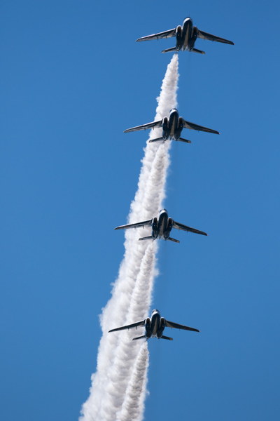 縦一列の隊形「トレール」で進入、この後、上昇しながら宙返りを行う「チェンジ・オーバー・ループ」へ。構図的に縦位置がベスト。機動性のいいレンズのおかげで簡単にカメラを縦位置に持ち変えられた。<br>キヤノン EOS 7D Mark II / EF100-400mm F4.5-5.6L IS II USM / 400mm（640mm相当） / 絞り優先AE（F7.1、1/3,200秒、+0.3EV）/ ISO 200