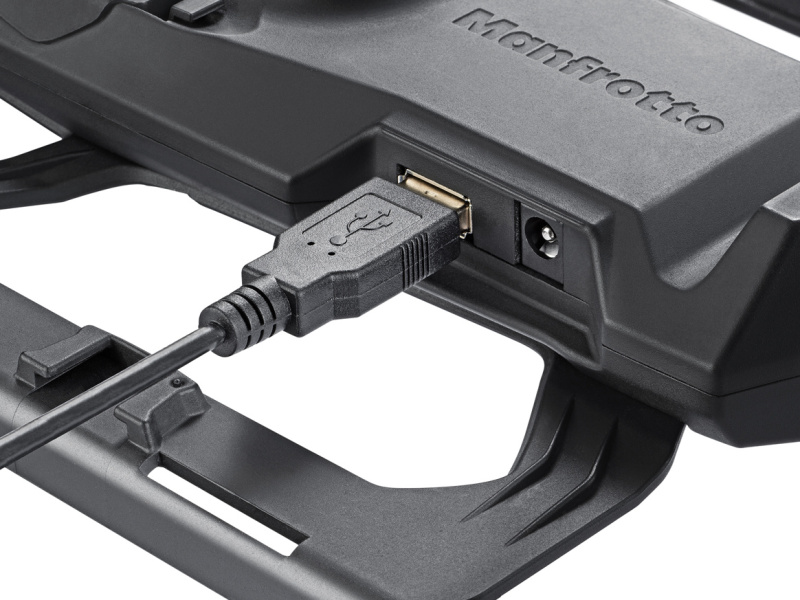 カメラとは有線で接続する