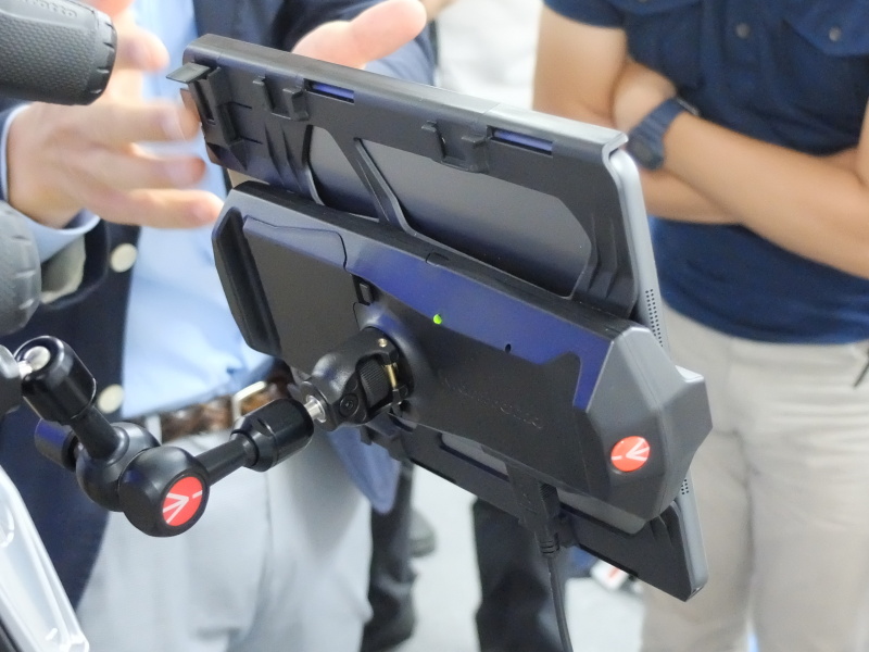 背面。マンフロットの三脚に、同じくマンフロットのフリクションアームで固定している