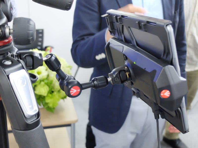 同時発表のマンフロット製フリクションアームでDigital Director+iPadを支えている。ワンアクションで全箇所のロック/解除が可能な、マンフロット三脚に最適化されたアーム