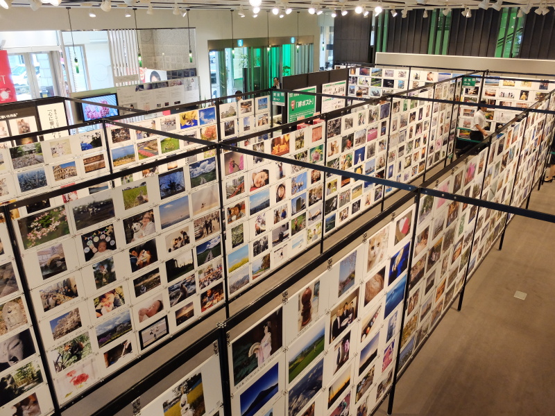 フジフイルムスクエアおよび東京ミッドタウンの展示光景（開幕前日の内覧会で撮影）