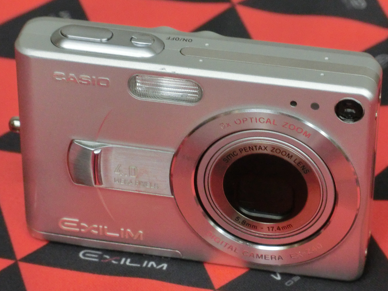 EXILIM EX-Z40（2004年発売）。従来比2.5倍の電池寿命を実現。「基板が小さくなって他社が小型化に向かう中、空いたスペースに大きな電池を積んだ」（中山氏）