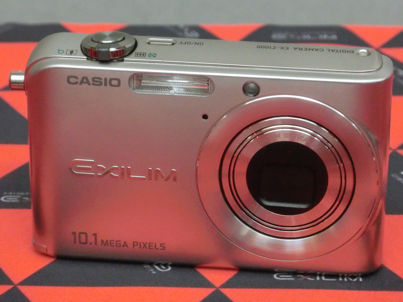 EXILIM EX-ZR1000（2006年発売）。業界初の1,000万画素モデル。「当時800万画素で十分と言われていたが、敢えて1,000万画素にしてヒットさせた」（中山氏）