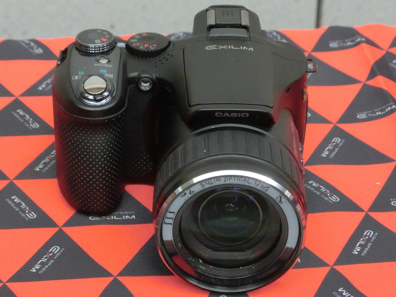 EXILIM EX-F1（2008年発売）。60枚/秒のハイスピード撮影に対応。「昔からハイスピード撮影はやりたかった。やるなら早いほうが良いだろうと商品化した」（中山氏）