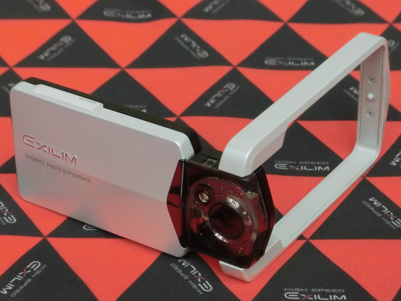 EXILIM EX-TR100（2011年発売）。フリースタイルカメラとして中国で大ヒット。現行品は10万円以上の価格で販売されている