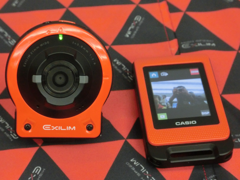 EXILIM EX-FR10（2014年発売）。カメラ部とコントローラー部が分離できることで話題になった