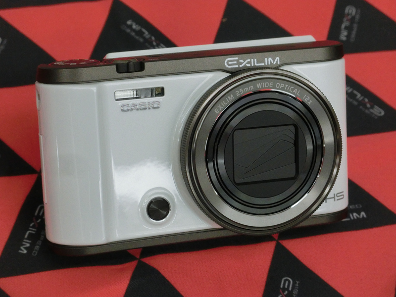 EXILIM EX-ZR3000。7月31日に発売する新モデル。Bluetoothでスマートフォンと常時接続して画像の転送などができるオートトランスファー機能を搭載する