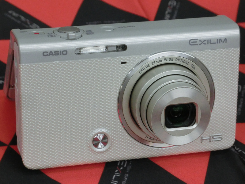 EXILIM EX-ZR60。こちらは8月28日発売の新モデル。EX-ZR3000と同じくオートトランスファー機能を搭載