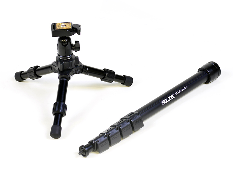 延長ポール部を外すとミニ三脚として利用できる。残ったポールを一脚に転用するアダプターは付属しない