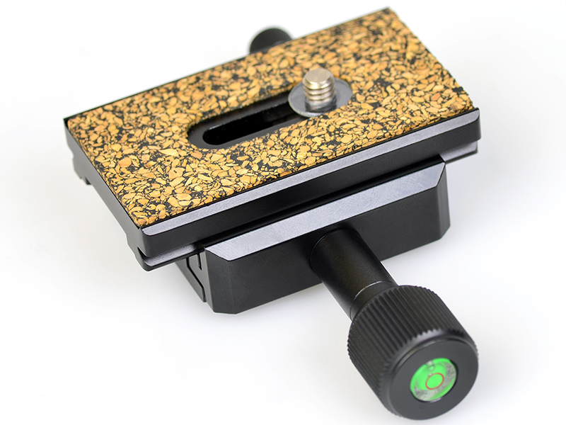 丸形のノブを利用してクイックシューを固定する