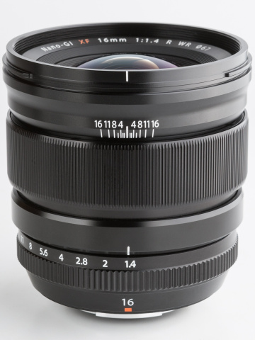 大口径タイプでありながら、約375gという軽量ボディに仕上がっている