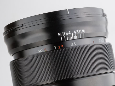 フォーカスリングを手前に引くと距離指標があらわれる。そのまま回してMF操作が可能だ