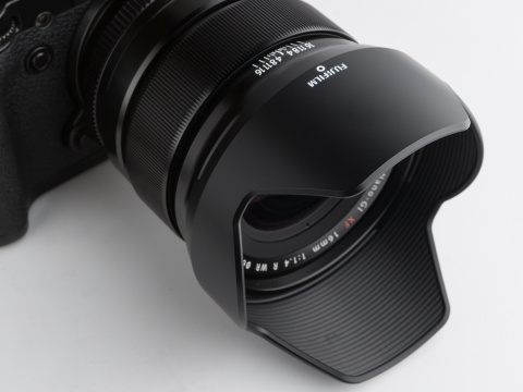 バヨネット式の花型フードが付属する（写真）。オプションで金属角型フードも用意する