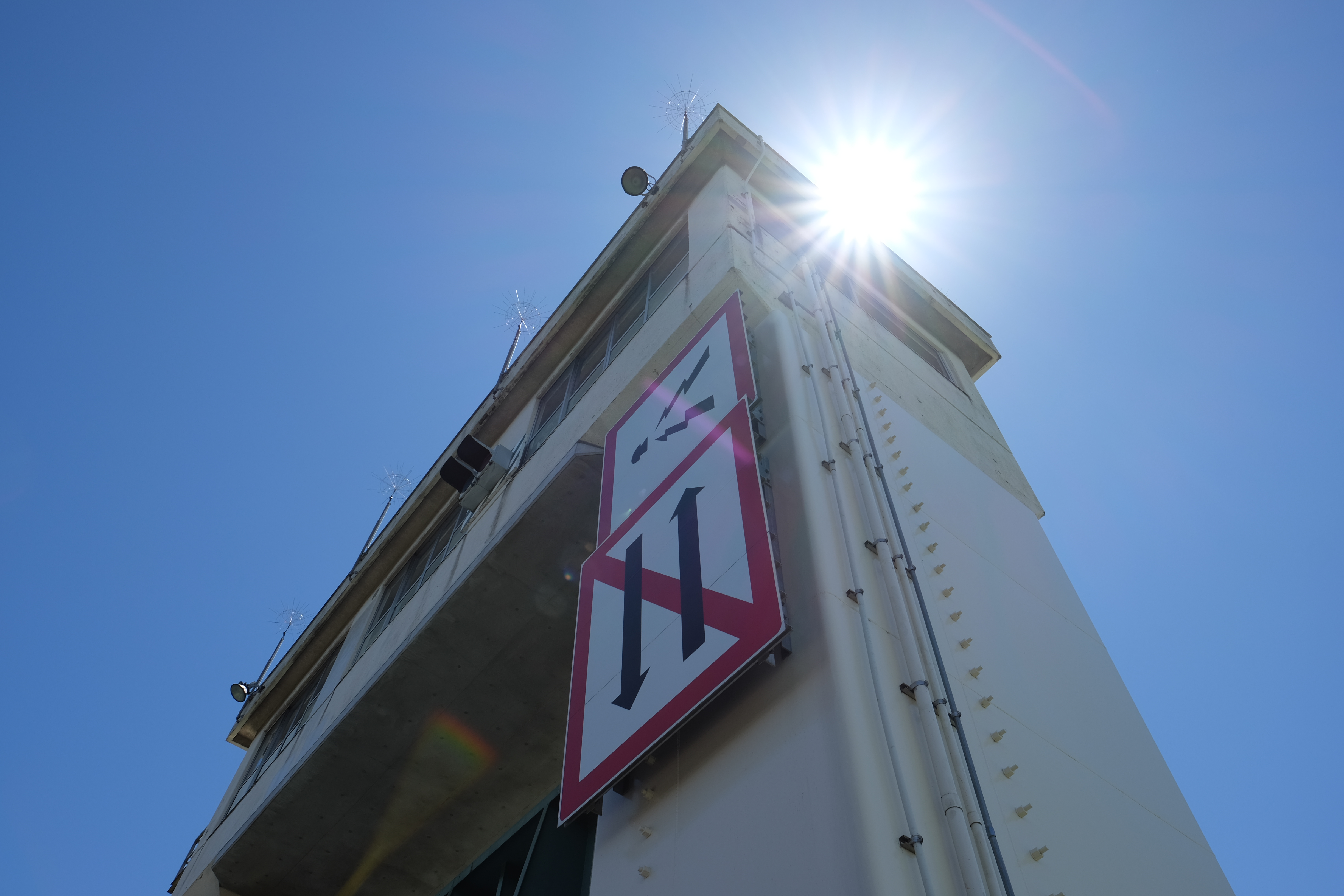 太陽が画面内に入る逆光で撮影。X-T1 / 1/420秒 / F8 / 0EV / ISO200 / 絞り優先AE / 16mm