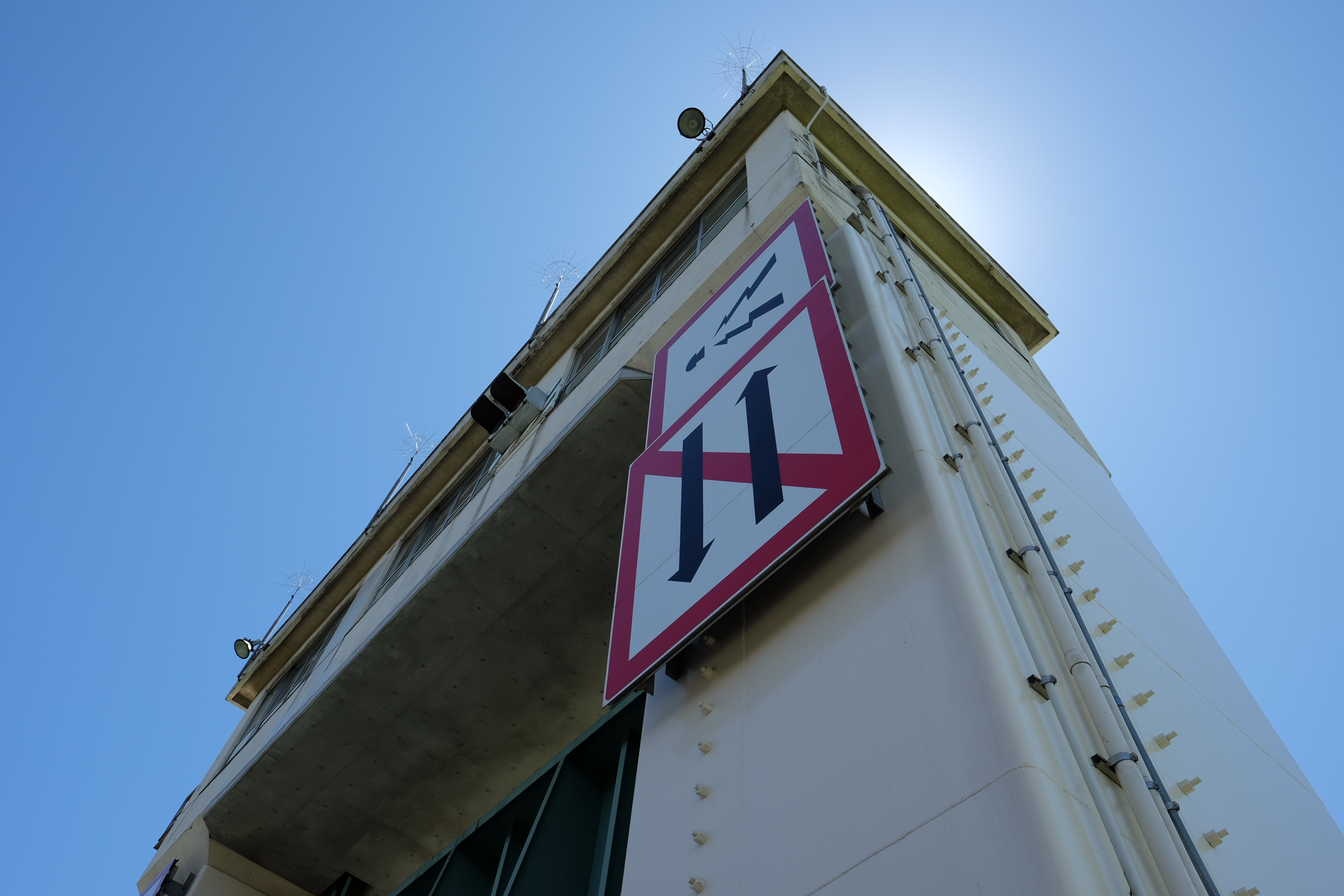 太陽が隠れる逆光で撮影。X-T1 / 1/280秒 / F8 / -0.7EV / ISO200 / 絞り優先AE / 16mm