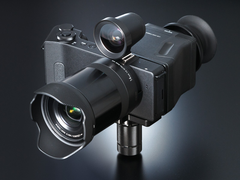 SIGMA dp0 Quattroに、オプションの光学ビューファインダー「VF-51」とLCDビューファインダー「LVF-01」、ベースグリップ「BG-11」、付属フードを装着した状態