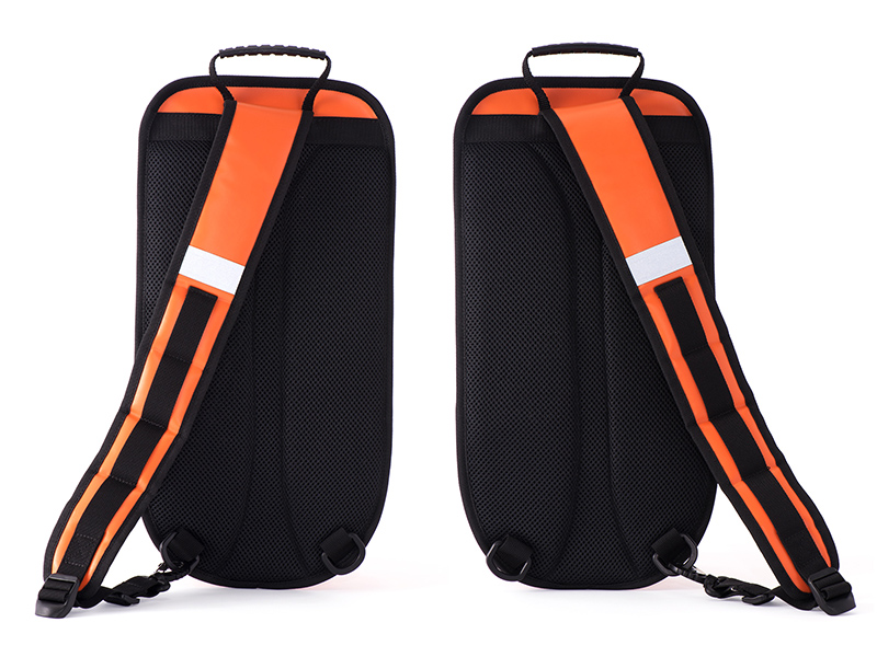 右掛け・左掛けに対応。背面部にはクッション材を使用している