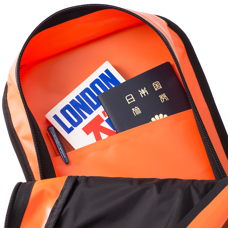 内装部には小物用のスリットポケットがある