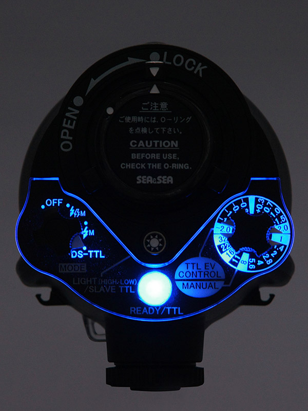 操作パネルはモードにより発光色が変わる