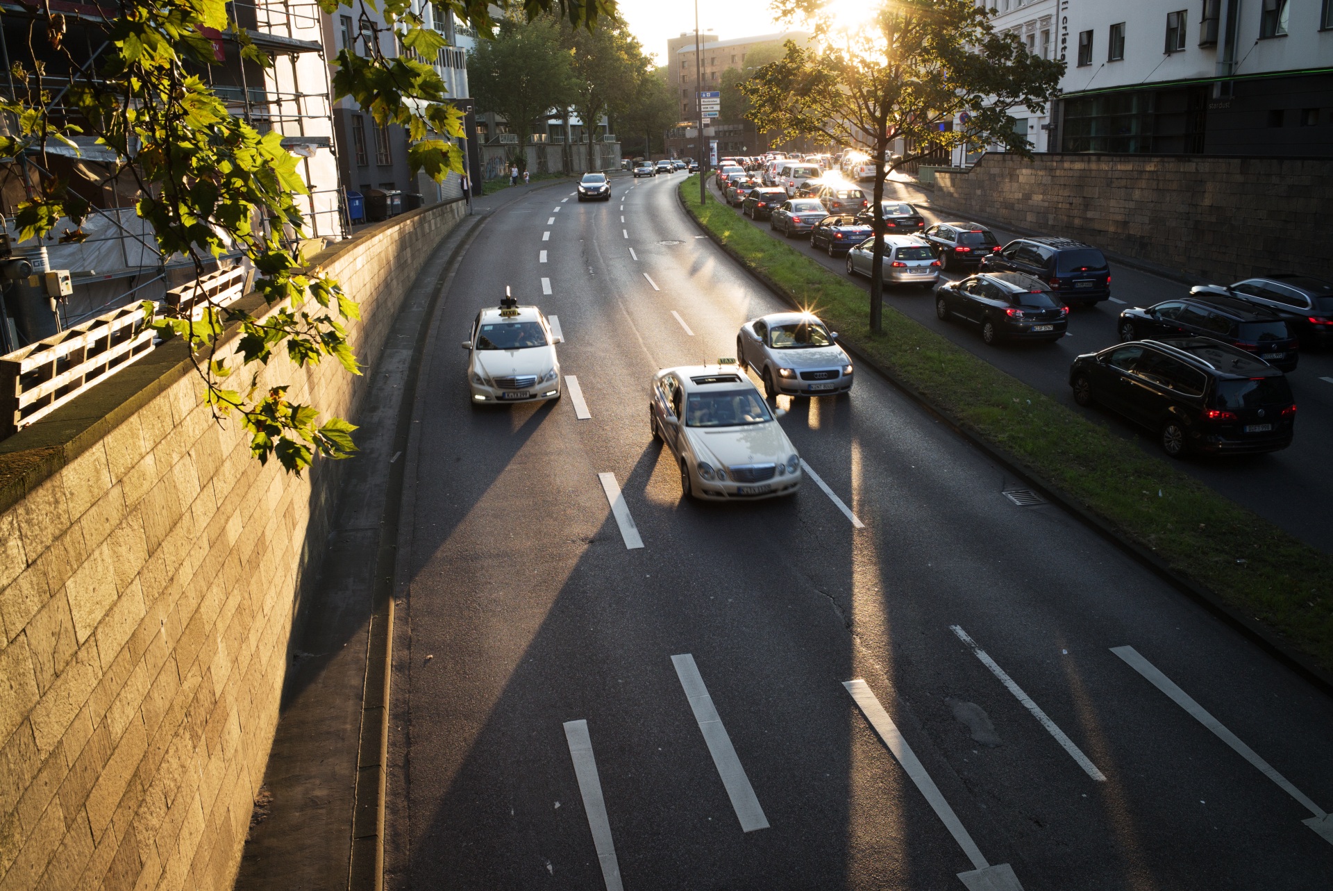 画面フチに太陽がフレームインしていてもゴーストは最小限しか発生せず、コーティングの効果は信頼性がある。LEICA M（Typ240）/ ISO1250 / F11 / 1/125秒 / WB:オート