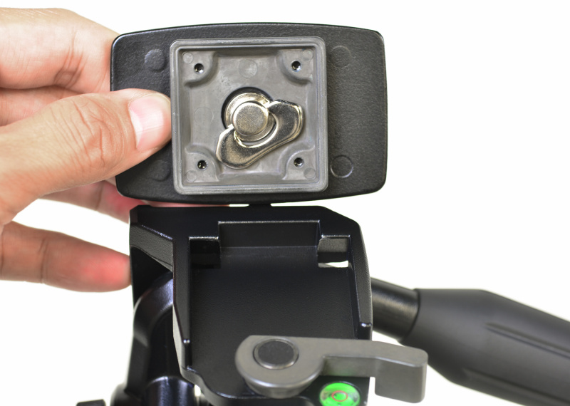 DIN規格クイックシューを採用