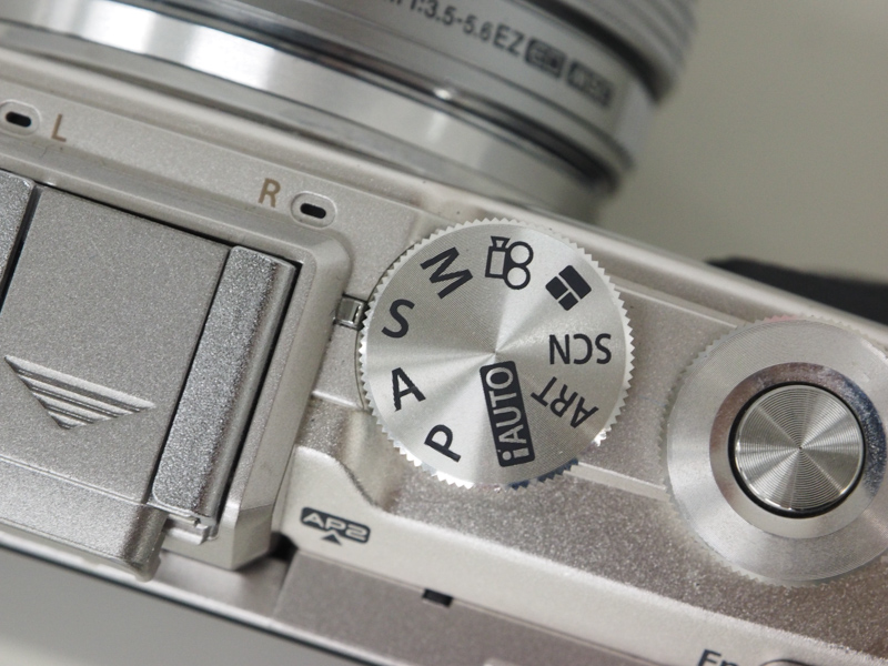 モードダイヤルを「S」に合わせてください。シャッター速度優先AEになります。