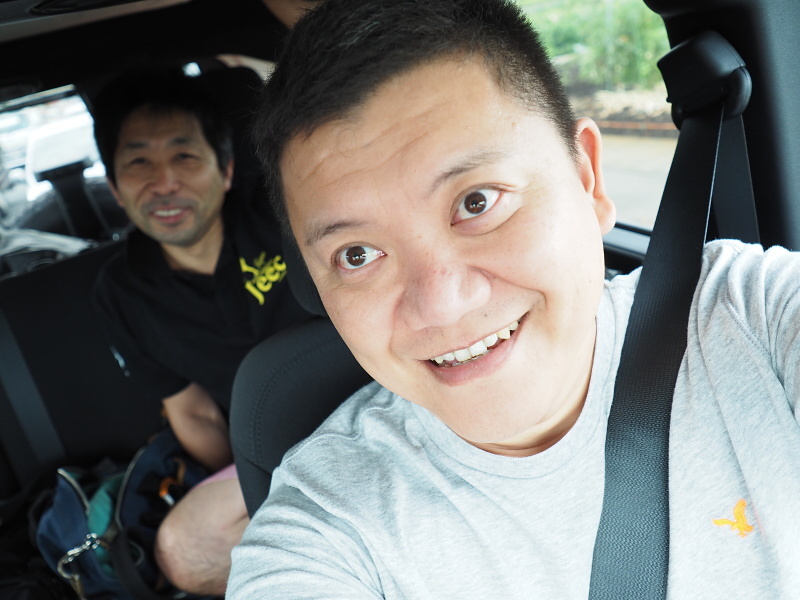 いきなりワタシの大きな顔で恐縮だが、E-M5 Mark IIは2軸式のバリアングルモニターで自分撮りも楽しめる。当然ながら、ドライバーが運転中に自撮りするのはやめましょう。この写真は助手席で撮ってます