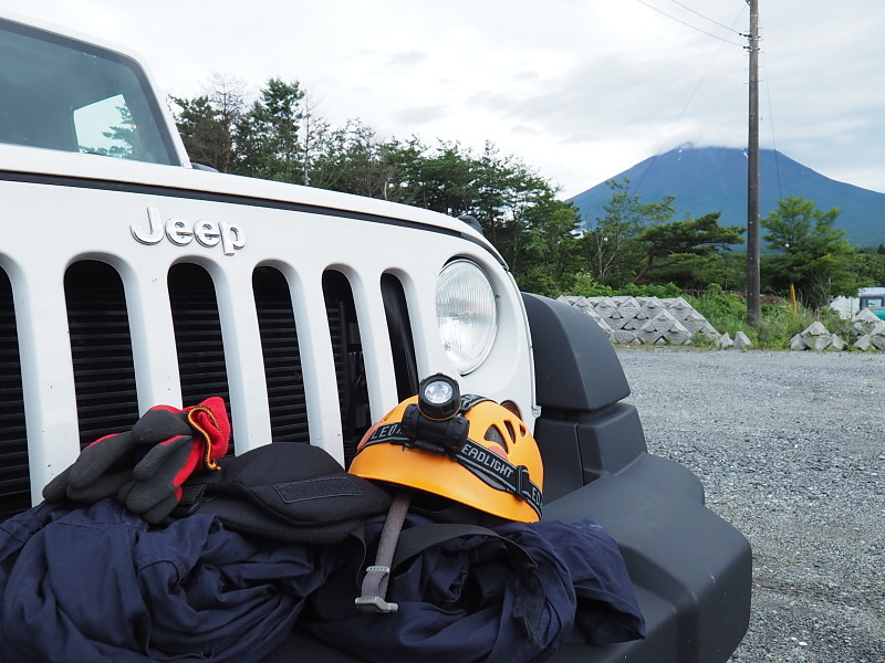 吉田隊長の拠点でヘルメット、ライト、ツナギ、ニーパッド、手袋などを調達。楽しむには安全でないとね