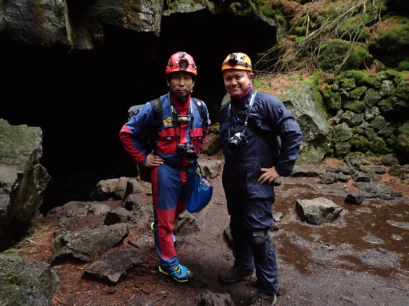 吉田隊長（左）と筆者。探検家と工事関係者に見えなくもない……