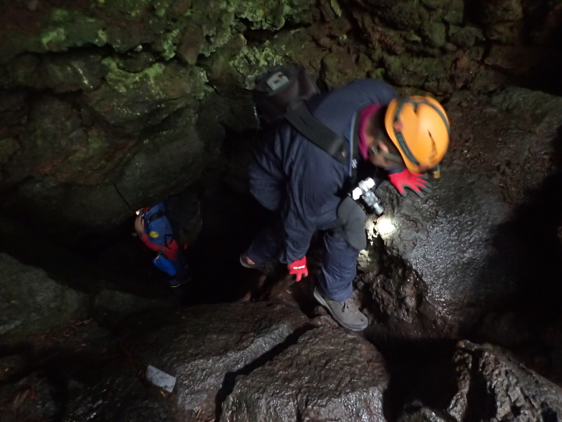 梯子で降りるような急傾斜もあり、徐々に緊張感も増す。足場も濡れているので細心の注意を払って降りる