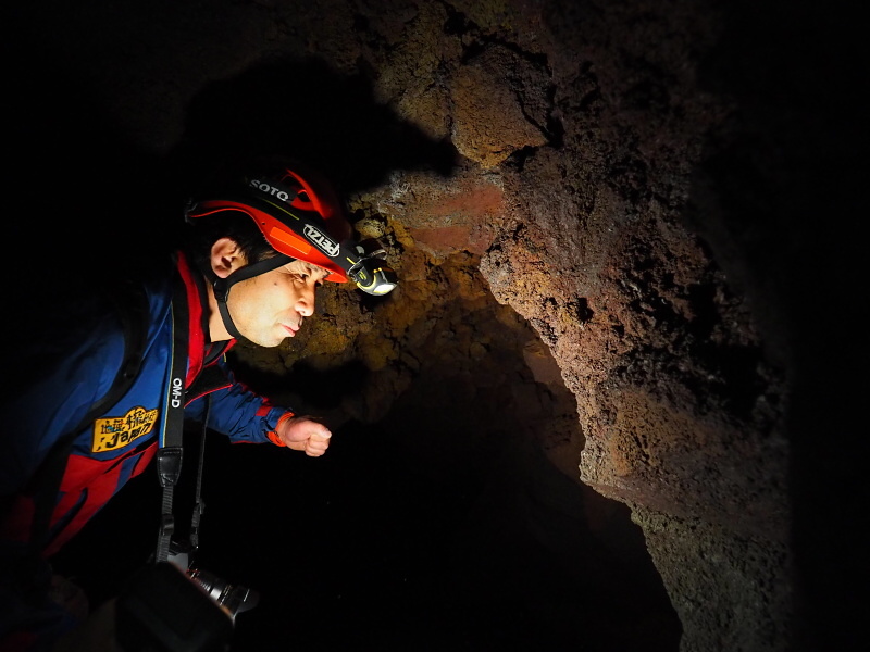 地質的な見地からもガイドして下さるので、道中も飽きることはない。赤いのは溶岩に含まれる鉄分が酸化して赤くなったもの