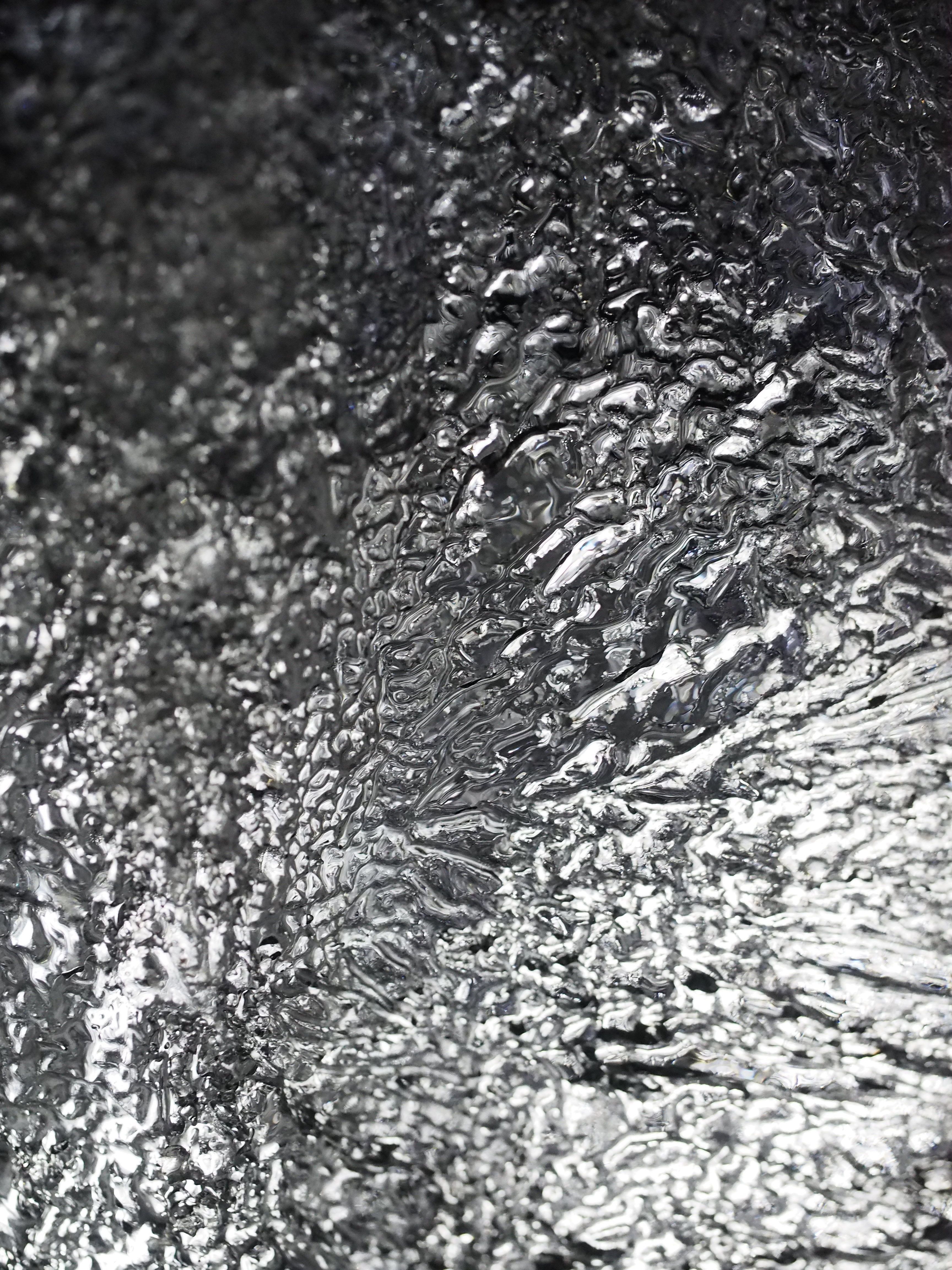 氷の表面には、不規則な模様が並び目を奪われる。この気温によって水膜の艶も生まれるのだろう。M.ZUIKO DIGITAL ED 12-40mm F2.8 PRO / 1/80秒 / F4 / ISO3200 / 絞り優先AE / 38mm