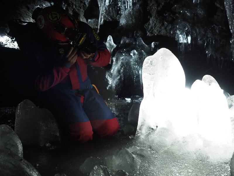 撮影する吉田隊長