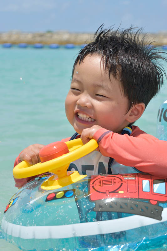 絞りは開放で被写体が揺れていてもピントは目に合わせましょう。笑い過ぎて目が無くなっていたらまつ毛にピントを合わせる気持ちで頑張りましょう！