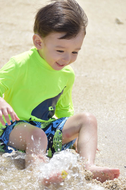 体全体を構図に入れようとすると画に動きが無くなるので、手や頭などがフレームアウトする勢いで大胆なフレーミングにしてみましょう