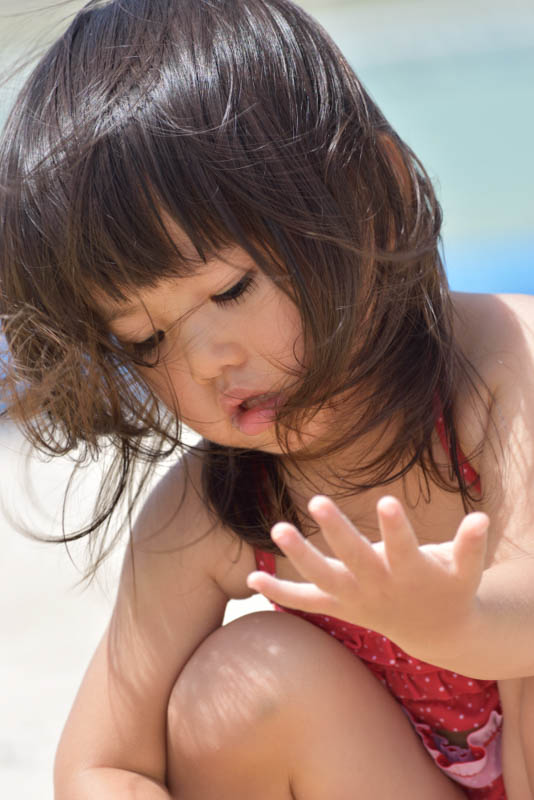 手に持った砂が何もしなくてもハラハラと落ちていくほど風が強かった撮影日。でも子どもはそんな何気ない砂の動きにも興味を惹かれるんですね