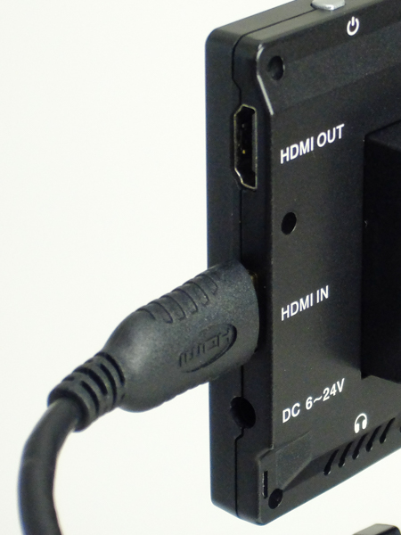 HDMI出力端子も新たに備え、外付け液晶モニターをさらに繋いだり、レコーダーを接続することができるようになった