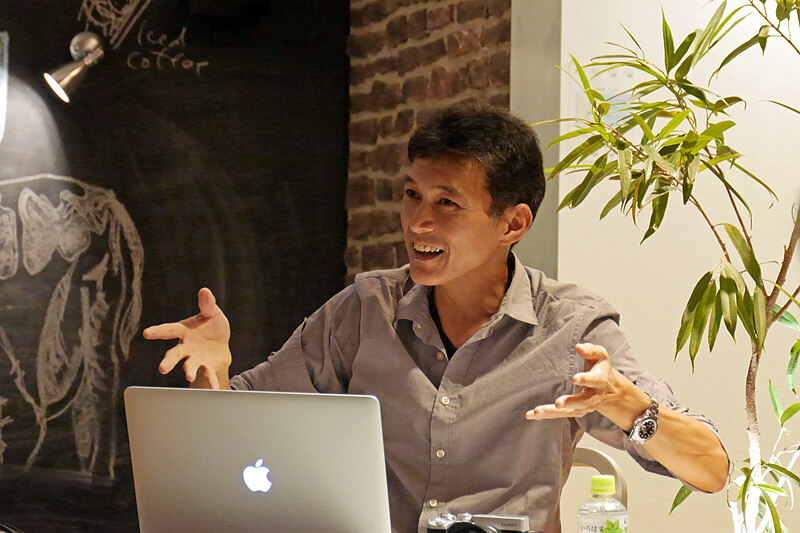 講師の塙真一カメラマンは、壮大なカメラ史からミラーレスカメラへの進化を熱弁