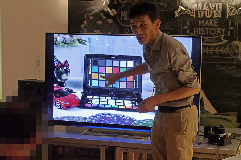 撮影したカラーチャートを拡大し、各カメラの高感度ノイズを解説